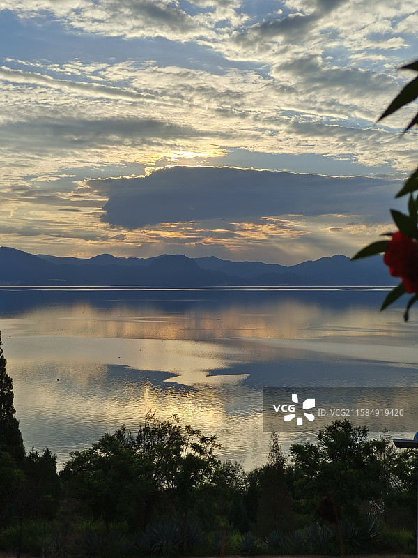 云南玉溪抚仙湖S湾落日余晖图片素材