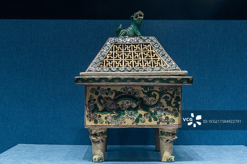 包头博物院素三彩覆斗盖狻猊钮龙形花间纹四足方瓷熏炉清代图片素材