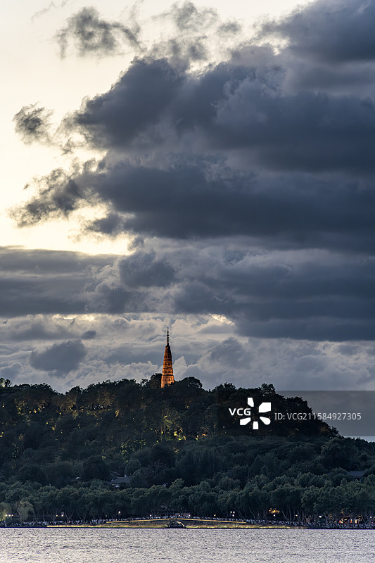阴云密布下的西湖保俶塔与湖面景致图片素材