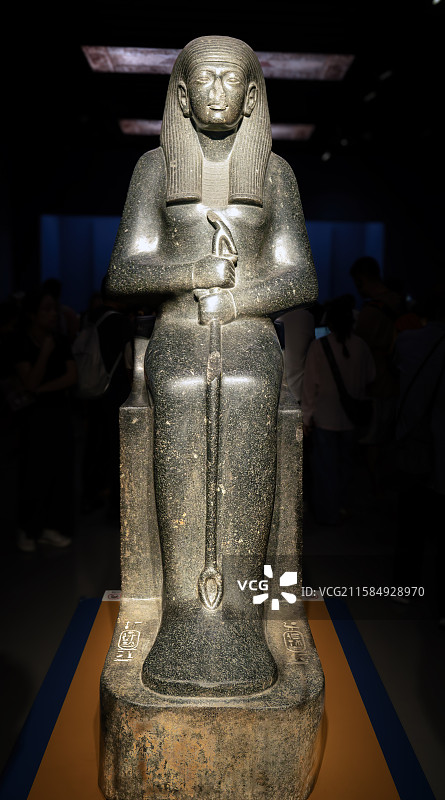 埃及国家博物馆藏 被拉美西斯二世挪用的神像 花岗岩闪长石 第18王朝（公元前1550-前1295年）图片素材