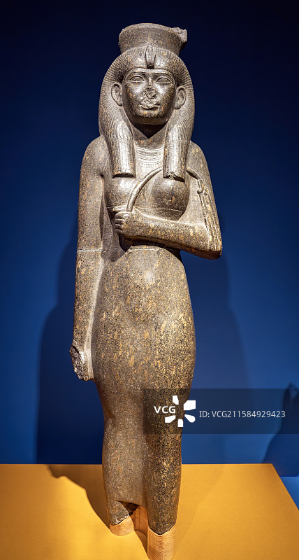 埃及国家博物馆藏 阿蒙神妻舍普恩威瑞特二世像  花岗岩闪长石 第25王朝（公元前747-656年）图片素材