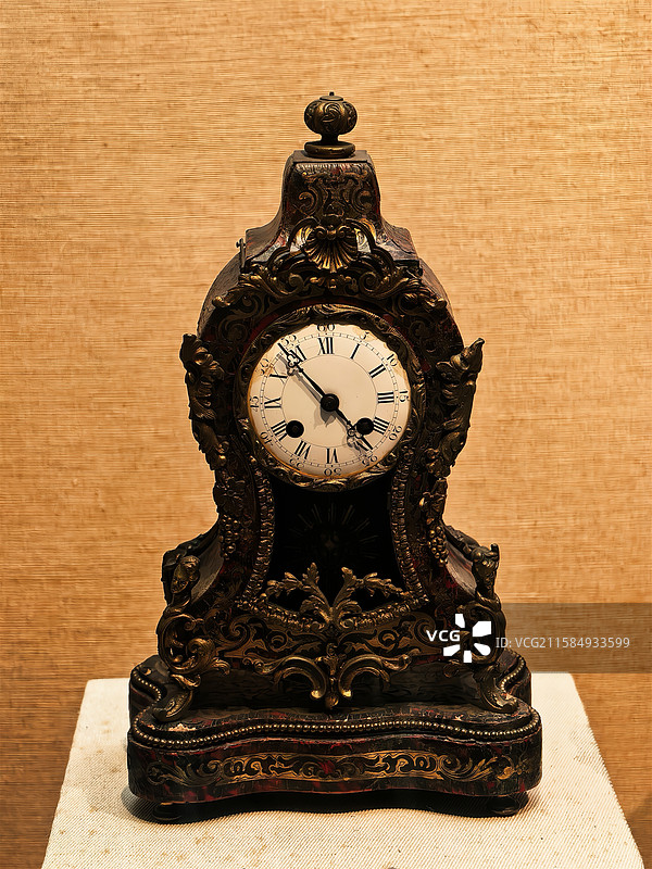 广州十三行博物馆 18世纪后期 漆木镶铜座钟图片素材