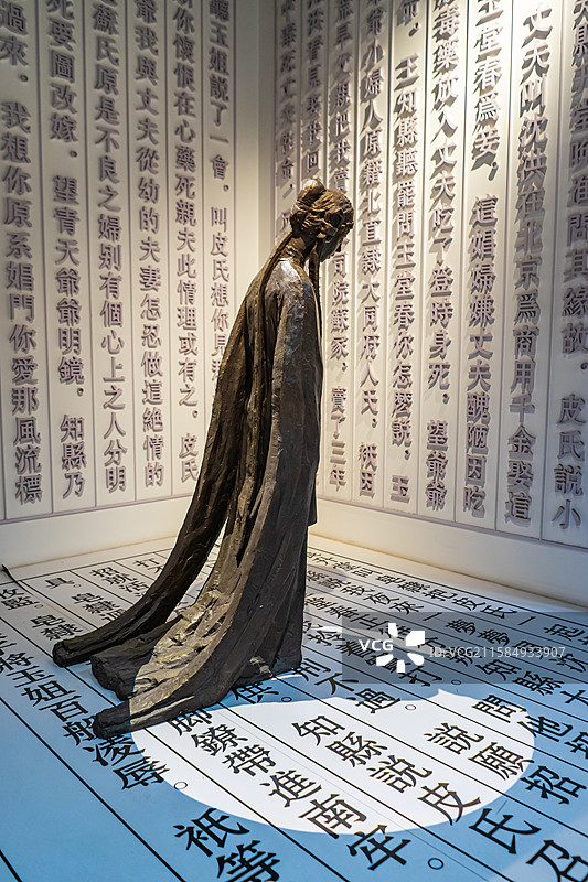 中国山西临汾洪洞县景区省重点文物保护单位苏三明代监狱博物馆里的月亮门里的苏三和男人，室内无人图像摄影图片素材