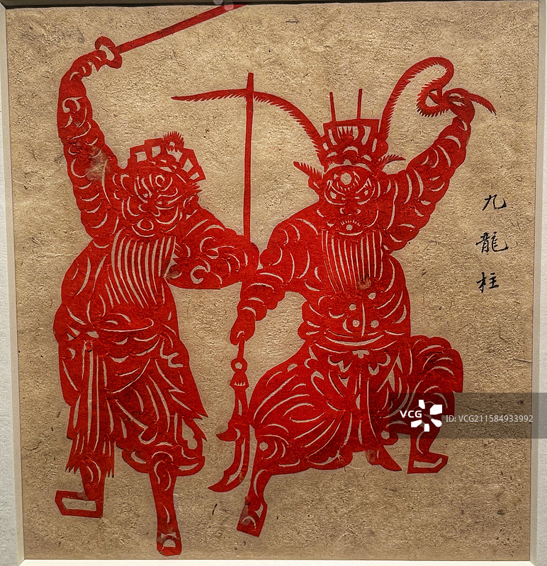 鲁迅旧藏民国剪纸｜朱红棉宣纸阴刻九龙柱（戏曲武生对打）｜北京鲁迅博物馆文物・民俗剪纸图片素材