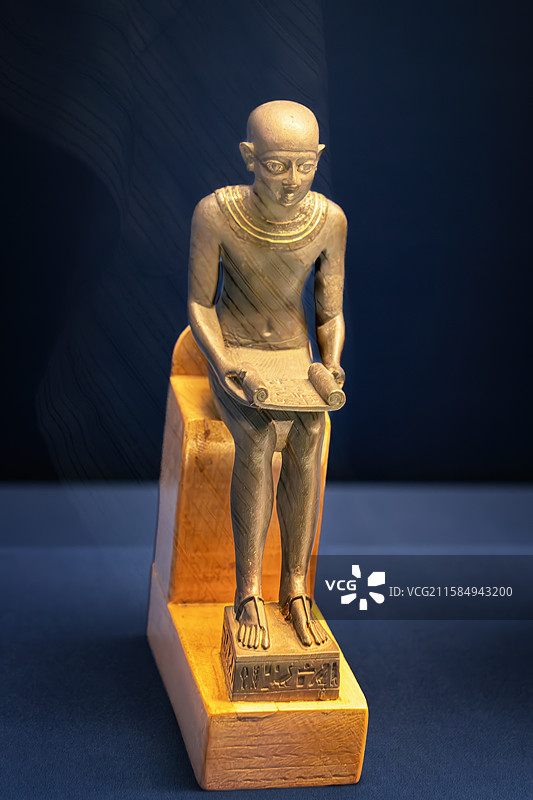 埃及国家博物馆藏  伊蒙荷太普铜坐像 青铜、金、银 后期埃及（公元前664-前332年）图片素材