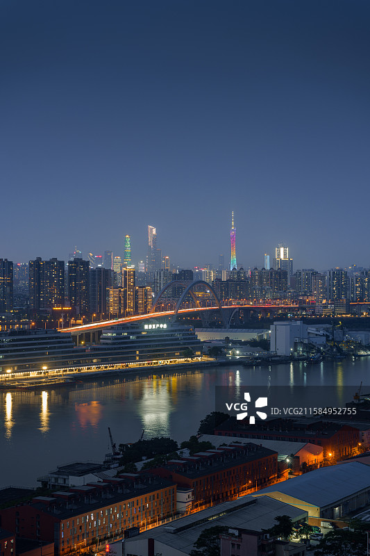 黄沙水产市场和广州地标建筑的夜景图片素材