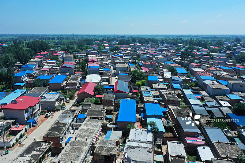 七彩流霞染碧塘，炊烟袅袅稻禾香  轻舟剪浪惊鸥远，锦鲤摇莲伴鹭翔  万顷芙蓉迎客笑，一川烟水醉心房图片素材