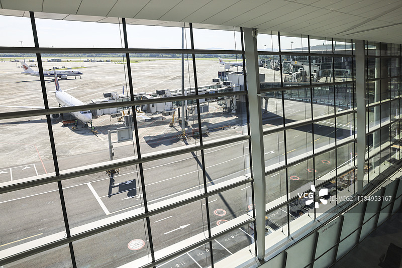 机场跑道上的繁忙景象图片素材