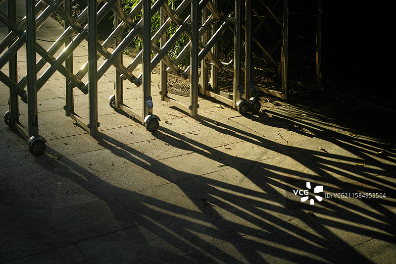 晨光与栅栏图片素材