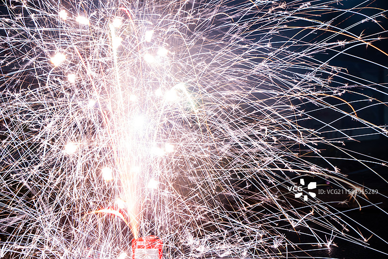 夜空中的焰火盛宴图片素材