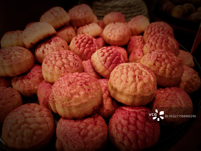 《长安的荔枝》周边（荔枝酥）：桌上食物高视角特写镜头图片素材