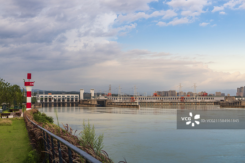葛洲坝水利枢纽是中国在长江干流上建设的第一座大型水利枢纽工程，被誉为“万里长江第一坝”。图片素材