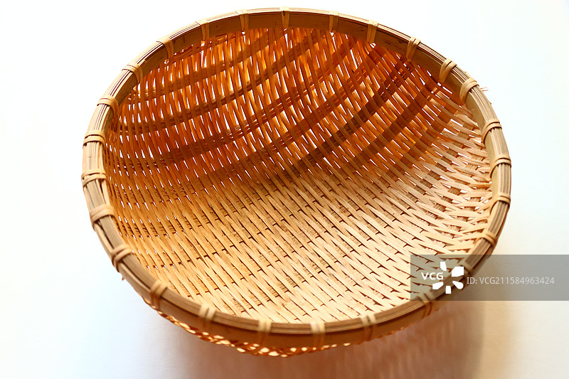 一个传统竹编簸箕乡村盛装容器工艺品特写白色背景抠图商用广告图片素材