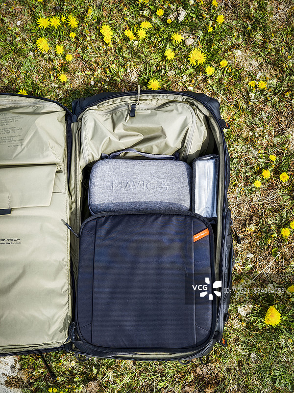 新疆巴音郭楞天山石林旅行者背包旅行图片素材