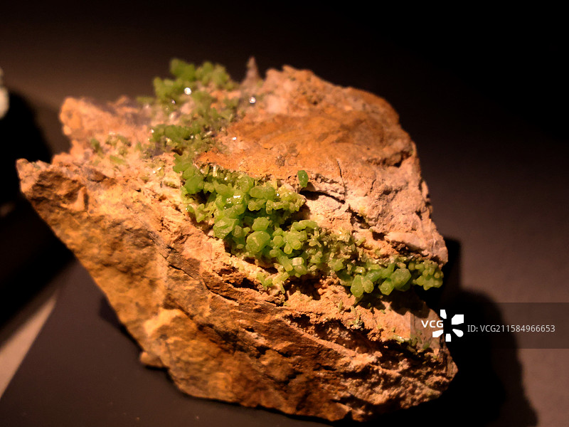 青海省自然资源博物馆矿物晶体厅陈列广西磷氯铅矿矿物标本图片素材