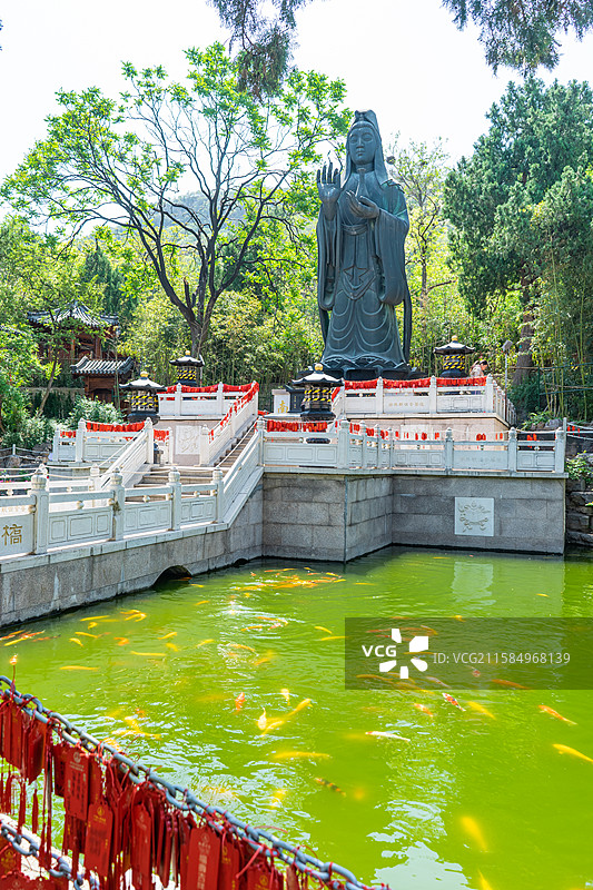 中国山东省济南市千佛山旅游风景区，观音菩萨的园林观音园巨大的金属观音菩萨雕像，户外白昼无人图像摄影图片素材