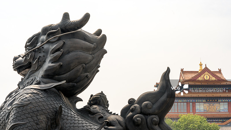 晴空下的雕像低角度视图图片素材