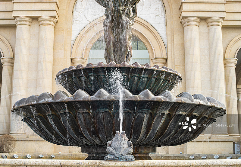 中国城市建设景观设计拍摄主题，喷泉池塘旁边的蟾蜍青蛙喷水吐水雕塑，户外白昼无人图像摄影图片素材