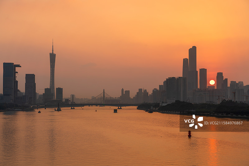 广州日落：珠江与城市天际线图片素材