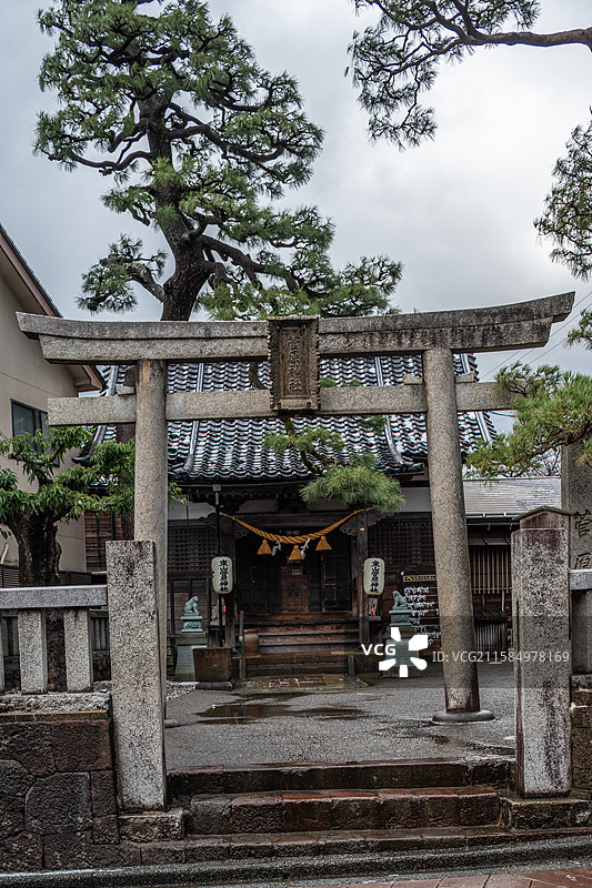 金泽神社石鸟居与参道入口图片素材