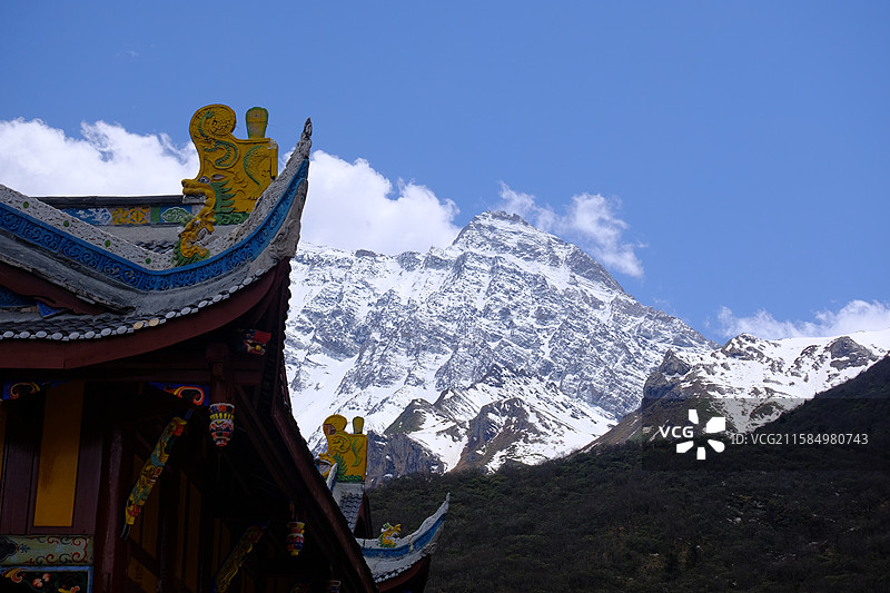 黄龙风景区白雪皑皑的群山映衬着蓝天白云下的黄龙古寺局部特写图片素材