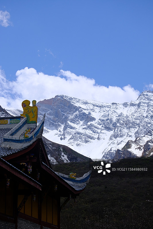黄龙风景区白雪皑皑的群山映衬着蓝天白云下的黄龙古寺局部特写图片素材