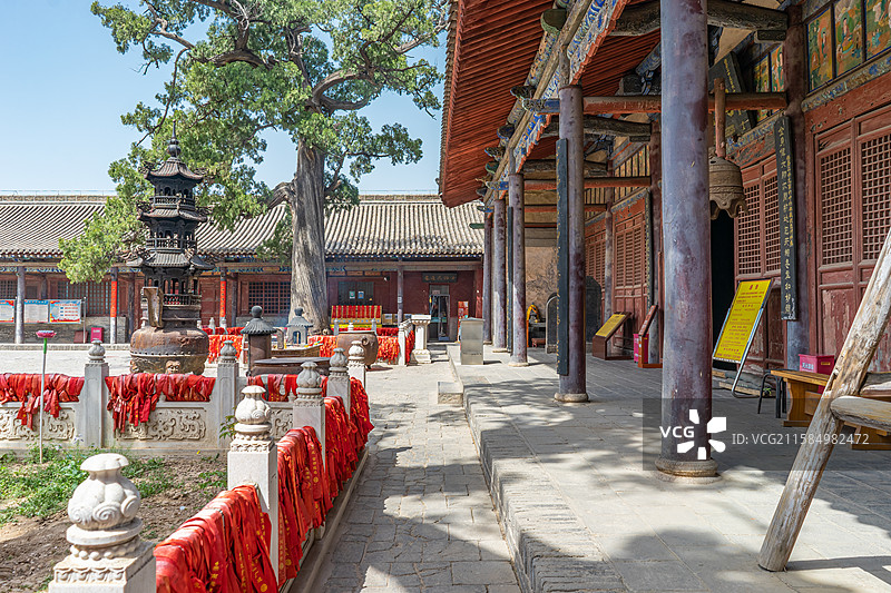 中国山西临汾洪洞县广胜寺旅游景区，大雄宝殿门前的回廊大钟石碑门海香炉，户外白昼无人图像摄影图片素材