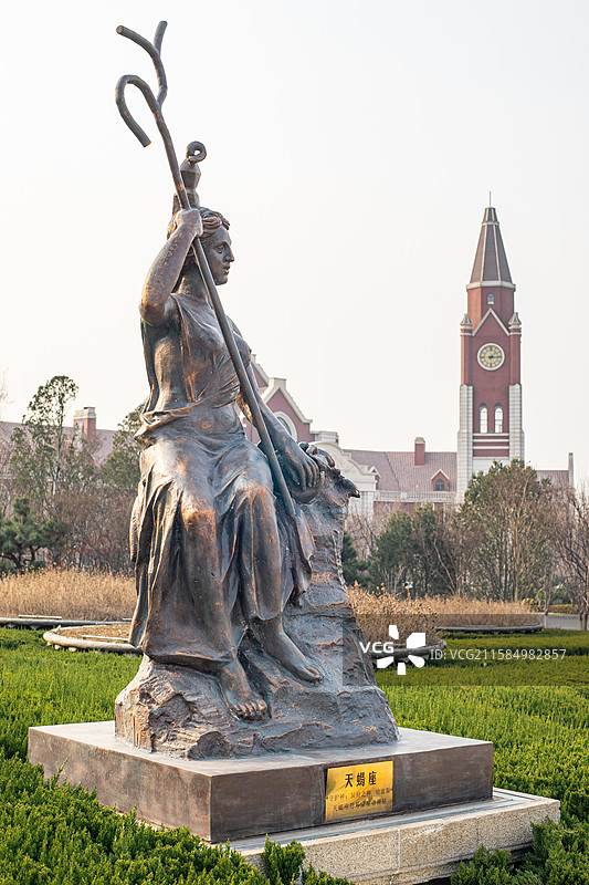 中国露台花园景观设计拍摄主题，欧式风格广场上十二星座天蝎座雕像，户外白昼雕像图像摄影图片素材