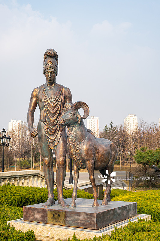 中国露台花园景观设计拍摄主题，欧式风格广场上十二星座白羊座雕像，户外白昼雕像图像摄影图片素材