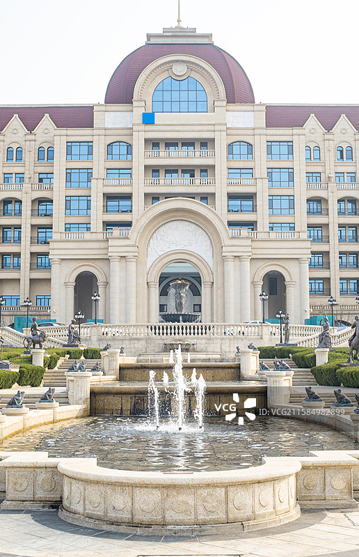 中国露台花园景观设计拍摄主题，欧式风格酒店广场上十二星座雕像和水槽里的喷泉，户外白昼雕像图像摄影图片素材