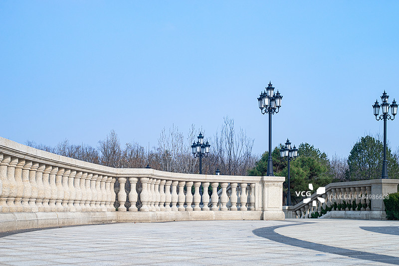 中国城市公园拍摄主题，露台花园里大理石石材欧式复古风格步行道路和大理石地面，户外白昼无人图像摄影图片素材