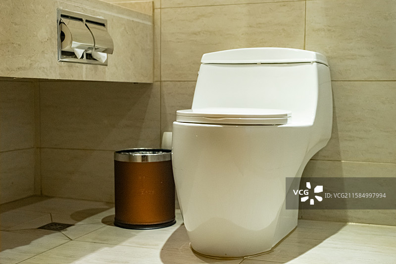 中国房地产城市健康生活拍摄主题，住宅内部环境，厕所里白色的马桶坐便器，室内无人图像摄影图片素材