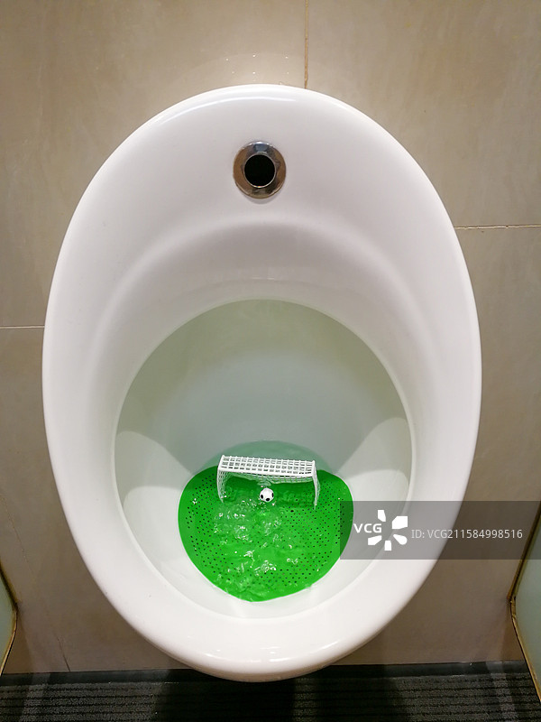 创意男小便池特写，男厕所卫生间，卫生清洁创意，足球球门，自动冲水卫浴洁具图片素材