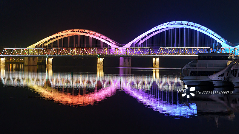 夜色下被霓虹灯装饰的哈尔滨松花江铁路大桥夜景图片素材