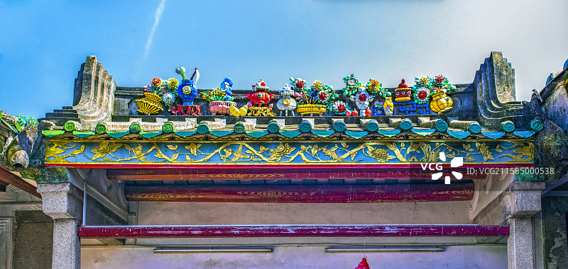 4A旅游景区龙湖古寨黄氏宗祠右挡风墙单檐脊九个形态各异精美花蓝鲜花多肉植物绚丽可爱蓝底花鸟金漆画横额图片素材