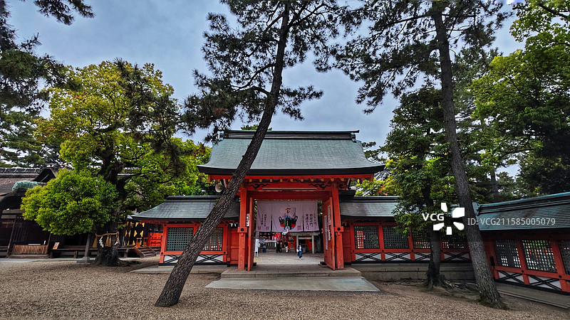 日本大阪住吉神社，创建于 211 年，有 1800 多年历史，建筑独特，有 “住吉造” 国宝建筑，还图片素材