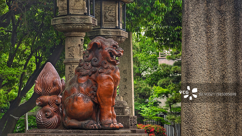 日本大阪住吉神社，创建于 211 年，有 1800 多年历史，建筑独特，有 “住吉造” 国宝建筑，还图片素材