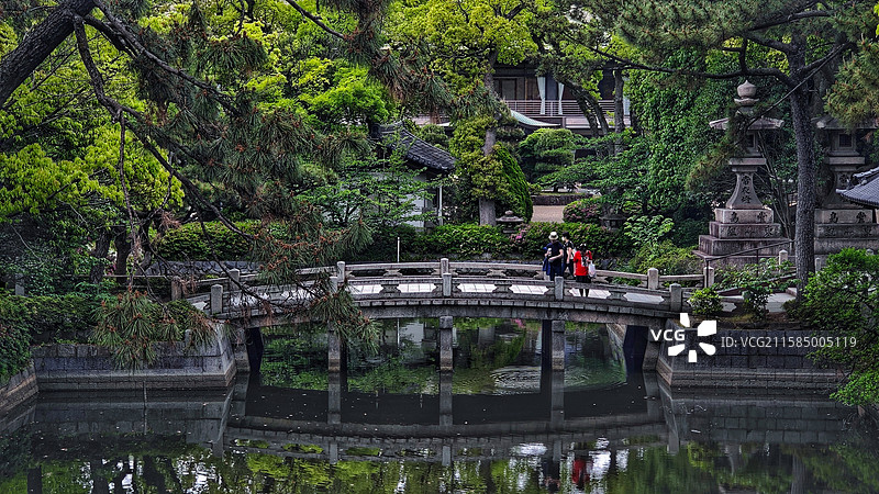 日本大阪住吉神社，创建于 211 年，有 1800 多年历史，建筑独特，有 “住吉造” 国宝建筑，还图片素材