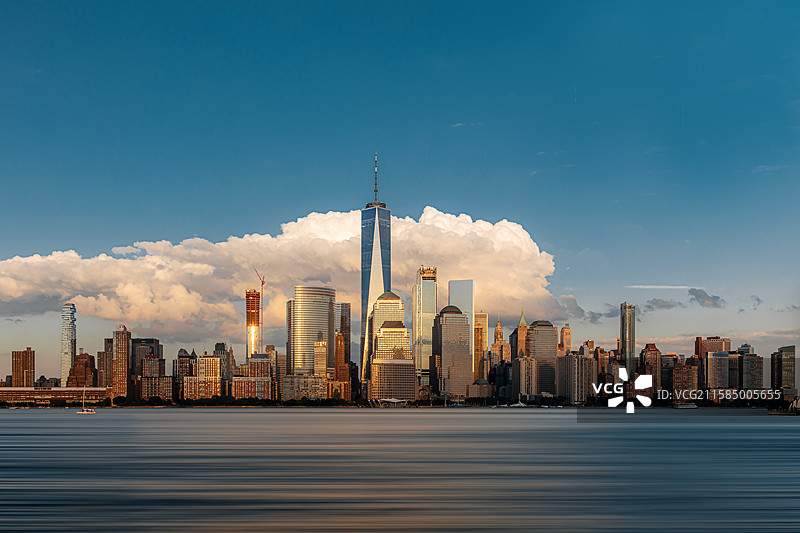 黄金时刻下的曼哈顿下城与世贸中心天际线图片素材