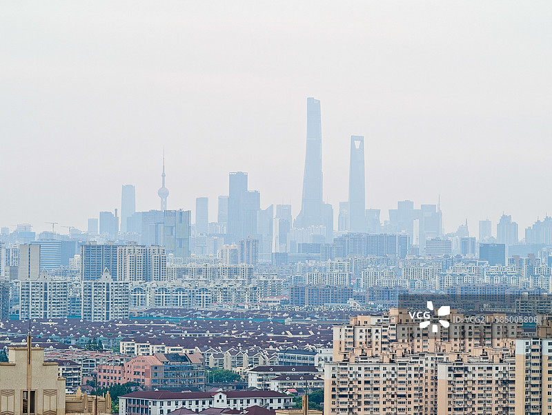 云雾中上海房地产住宅楼图片素材