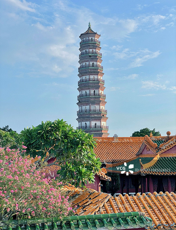 多云天空下的三元塔景观图片素材