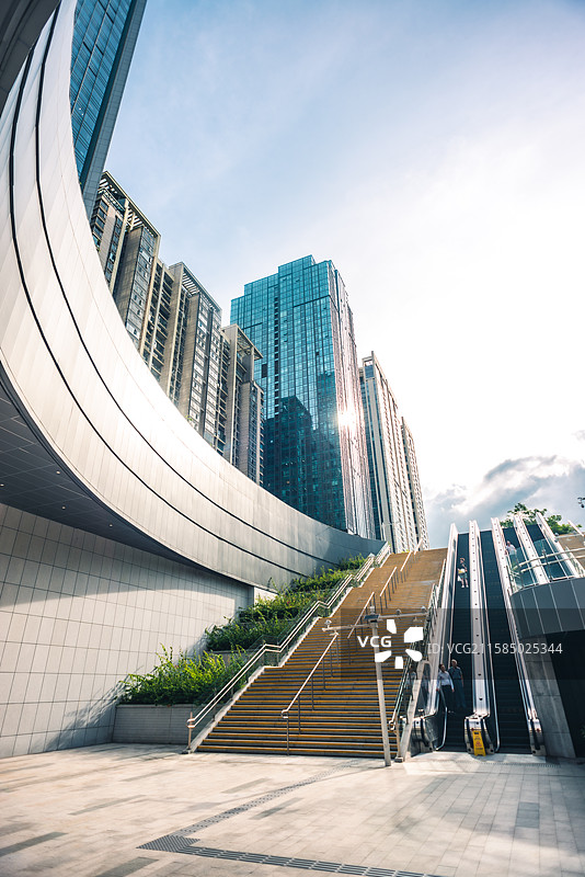 深圳岗厦北地铁出站口楼梯下沉广场自动扶梯天空写字楼图片素材
