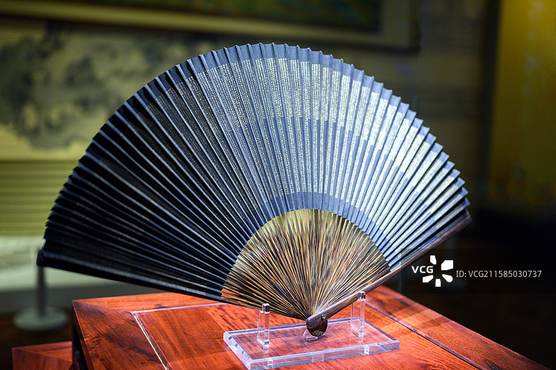 中国传统手工艺木雕折扇扇子图片素材