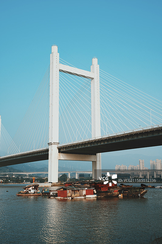 水上人家，漂浮在河流上的家图片素材