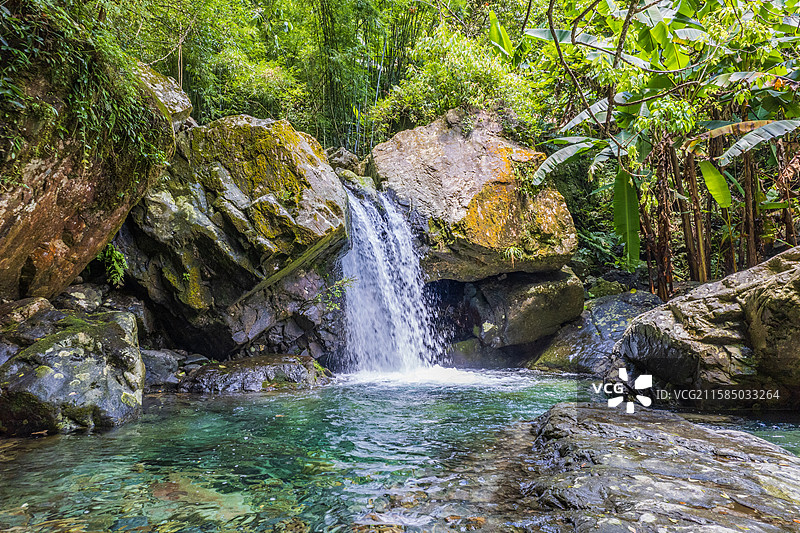 瀑布飞流直下图片素材