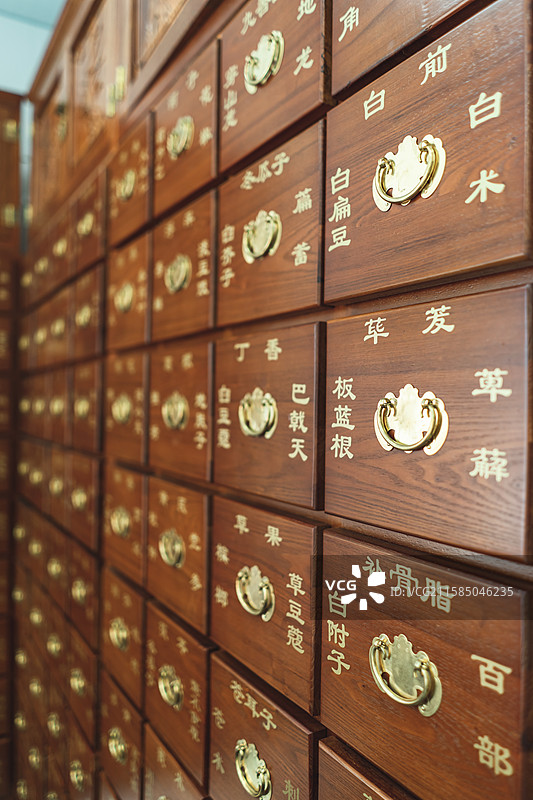 中国中医药服务拍摄主题，中医医院药店药房黄色的古典风格木制药柜，室内无人图像摄影图片素材