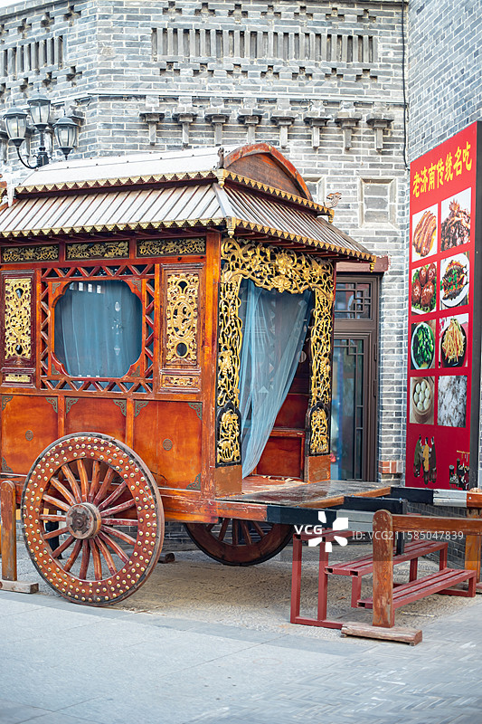 中国传统文化拍摄主题，古代抬的轿子上悬挂的成排的红色的中国传统灯笼，户外白昼无人图像摄影图片素材