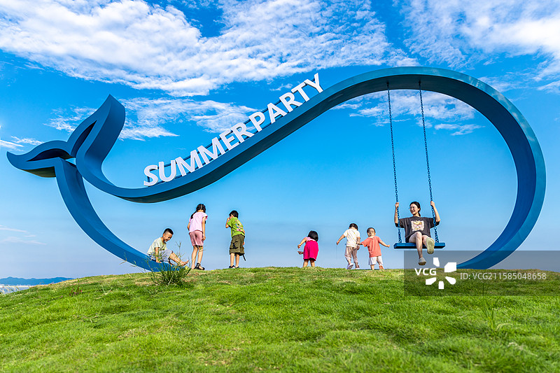 老师带着儿童们在鲸鱼秋千玩耍图片素材