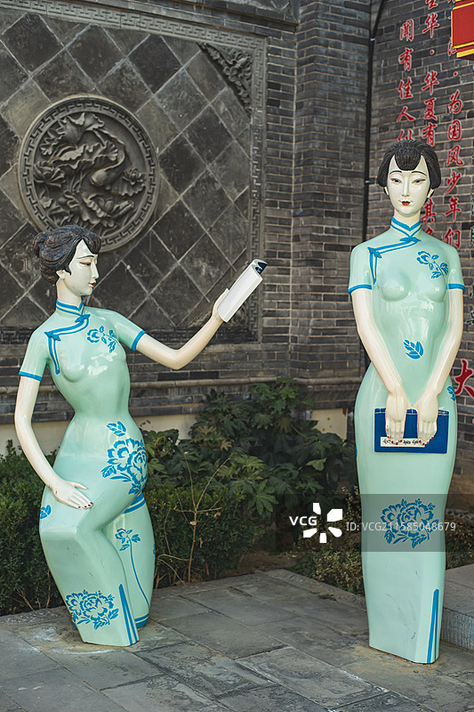 中国山东省泰安市著名景点泰山秀城民国风旅游景区，民国橡胶旗袍女人雕塑，户外白昼无人图像摄影图片素材