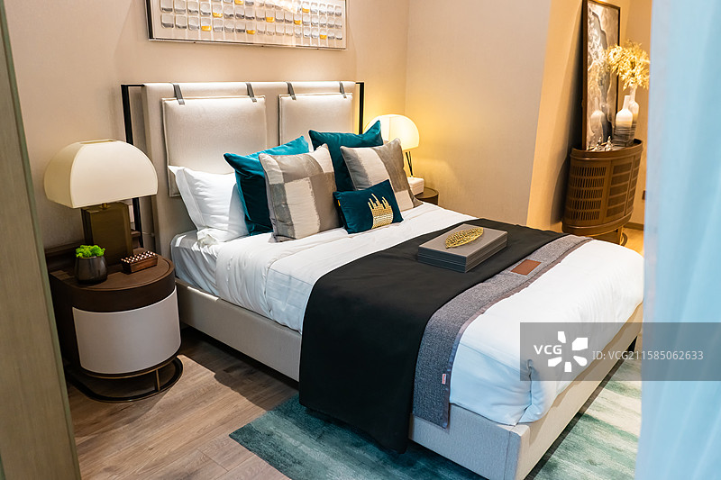 中国房地产城市生活室内环境居家环境拍摄主题，卧室里的双人床，书桌，装饰物，室内无人图像摄影图片素材